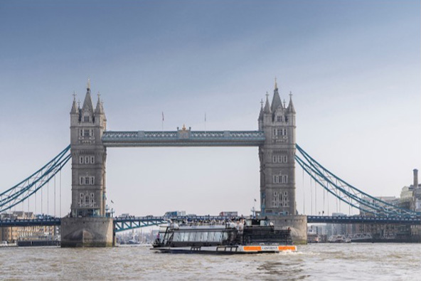 ספינת שייט עירונית עוברת מתחת לגשר מצודת לונדון