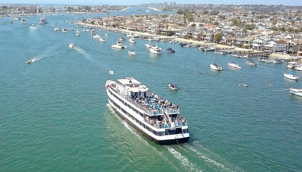 Newport Beach船在水中
