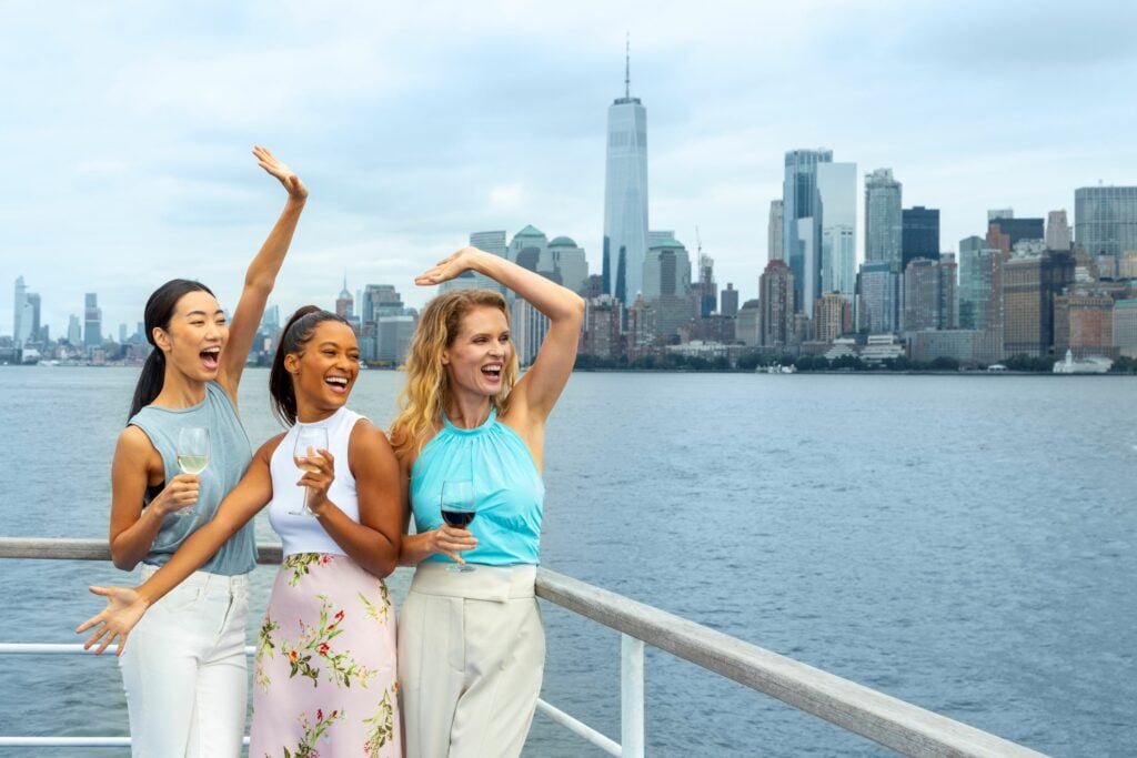 group on a boat nyc skyline