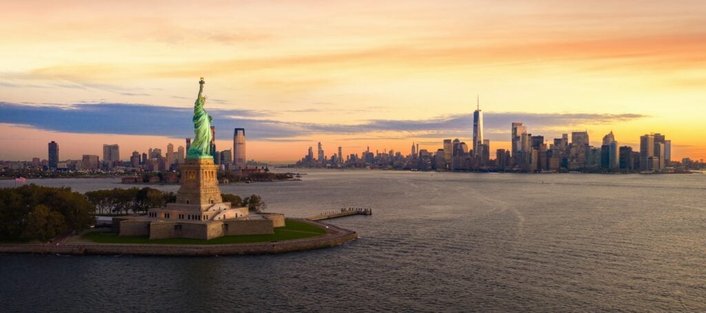 nyc statue skyline